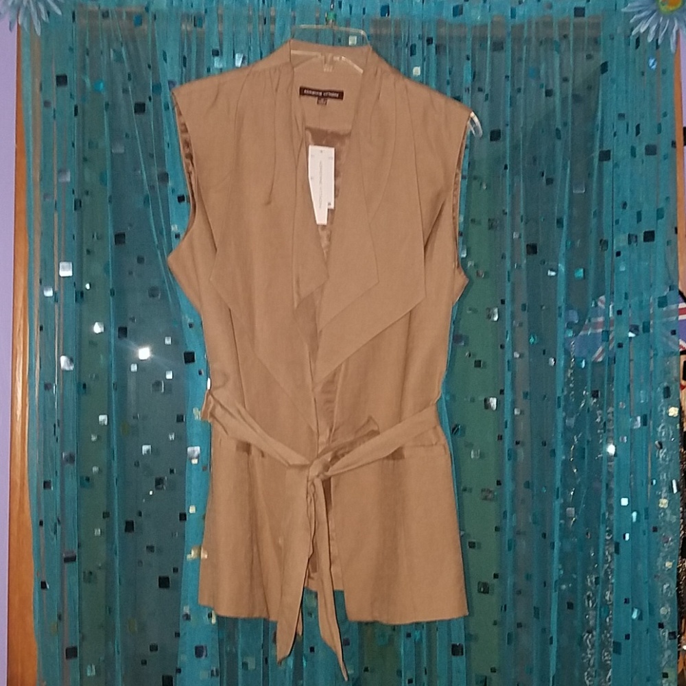 🔵 Adrienne Vittadini sleeveless blazer